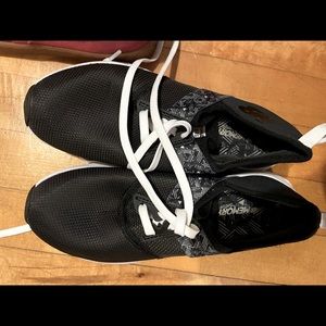 NEW BALANCE ATHLETIC SHOE NWOT